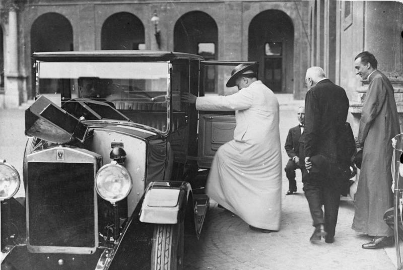 1926. XI. Pius az első pápa, aki autót használt..jpg