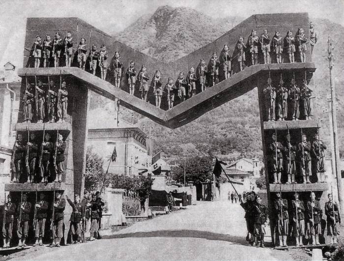 1928. Óriás M-betű köszöntötte Mussolinit látogatása alkalmából egy kis piemontei faluban..jpg