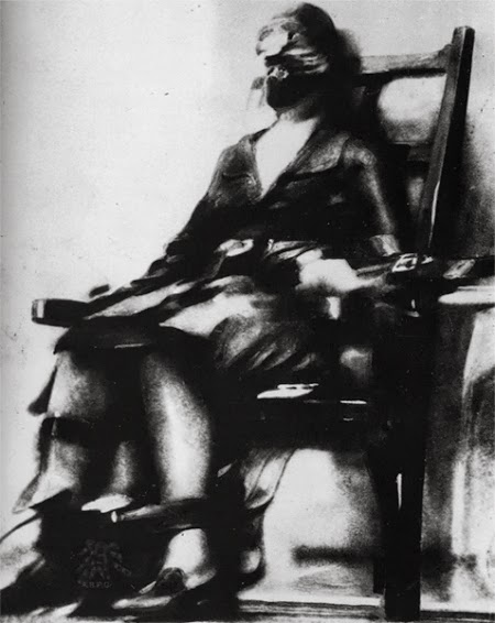 1928. Ruth Snyder a férjét meggyilkoló hűtlen asszony kivégzéséről titokban készült felvétel..jpg