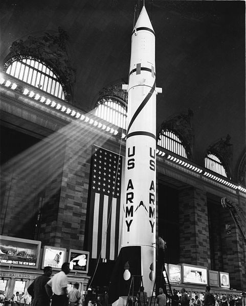 1957. A PGM-11 Redstone a világ első nukleáris rakétája kiállítva a Grand Central állomáson, New Yorkban..jpg