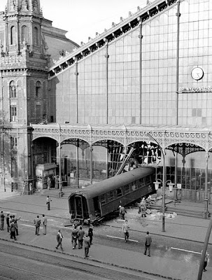 1962. A Nyugati pályaudvaron tötént balesetben a szerelvény áttörve a pályaudvar portálját egészen az egykori Lenin körútig csúszott..jpg