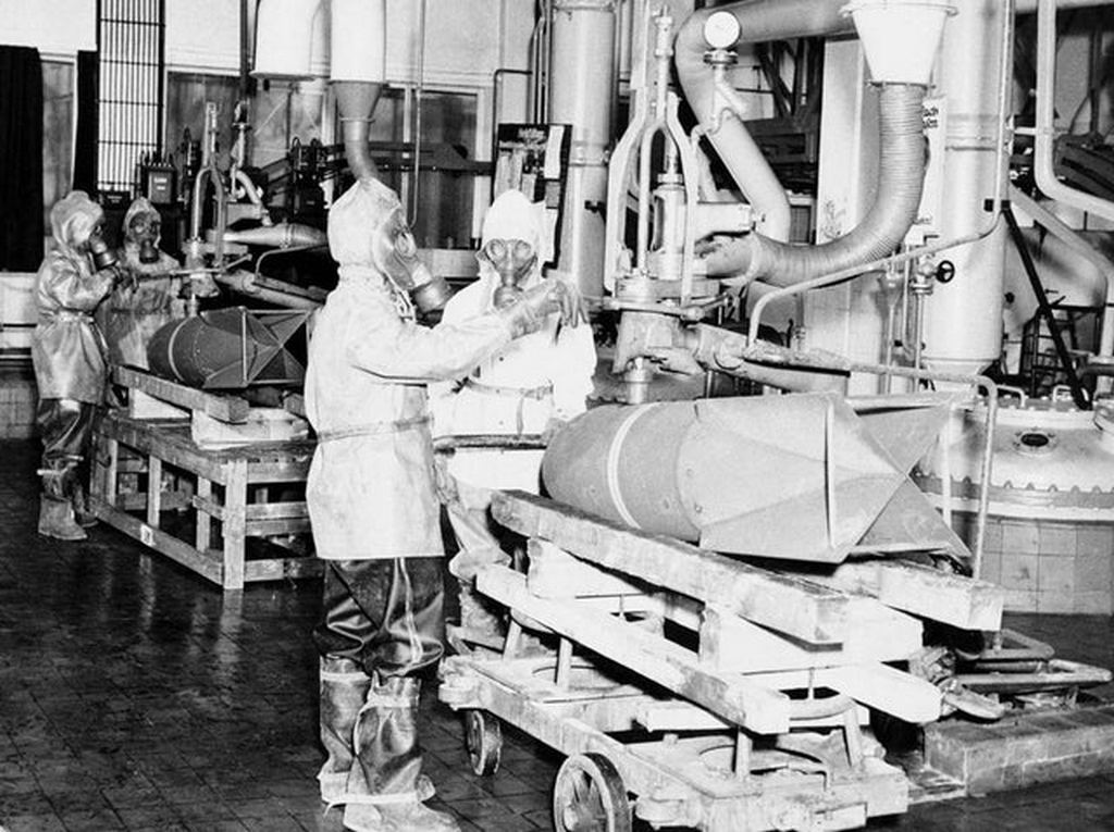 1946_german_workers_in_decontamination_clothing_destroy_toxic_bombs_at_the_u_s_army_chemical_warfare_service_depot_st_georgen_germany.jpg