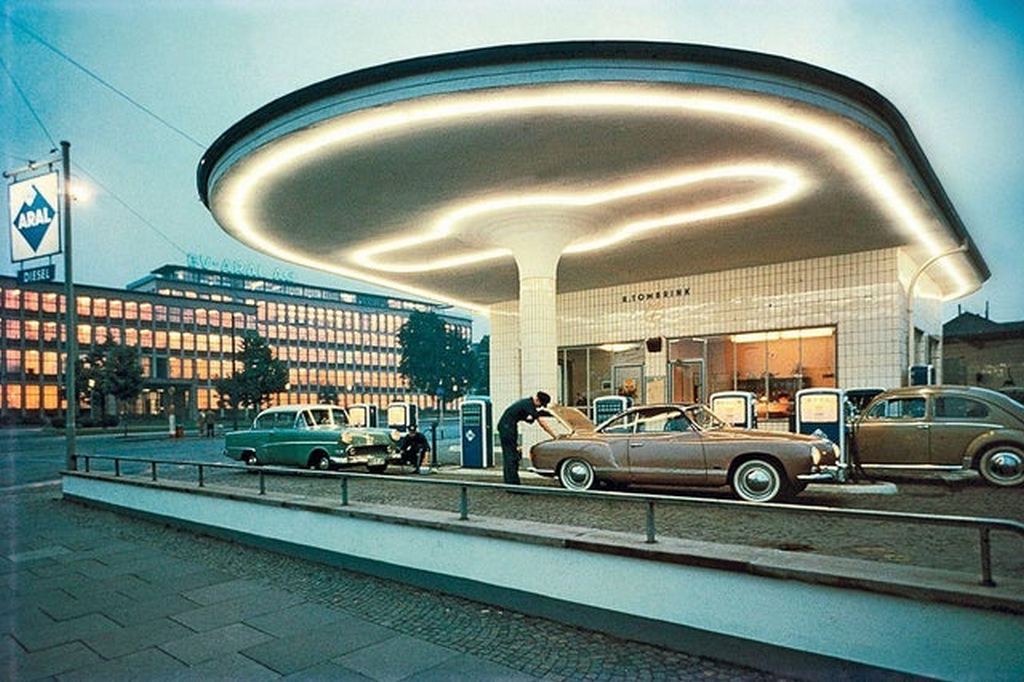 1958_gas_station_in_germany.jpg