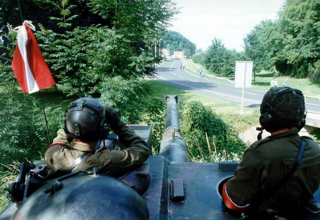1991_austrian_forces_observing_the_yugoslav_border_in_expectation_of_a_spillover.jpg