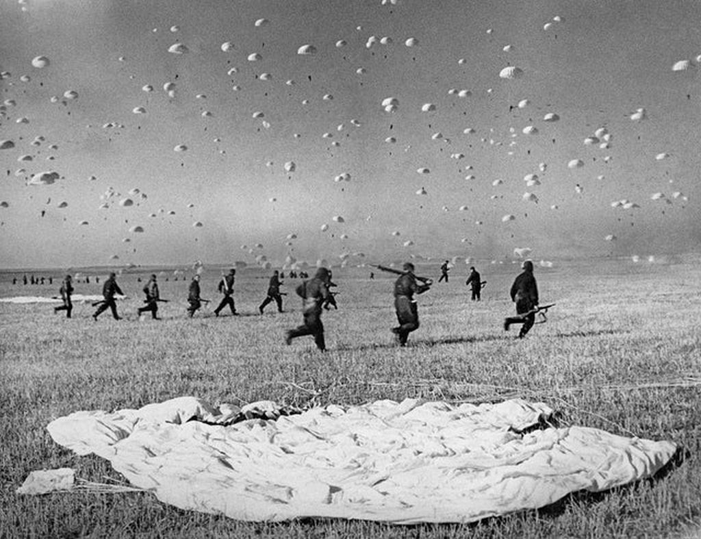 1935_mass_paratroopers_landing_during_military_exercise_in_kiev_ukraine_ussr.jpg