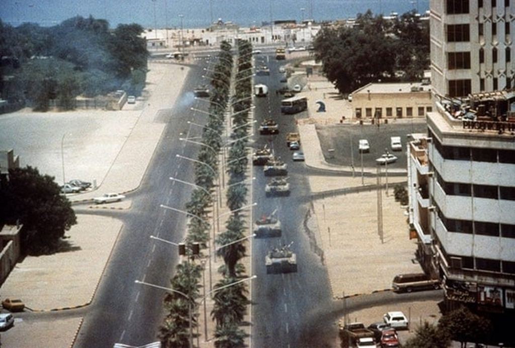 1990_08_03_iraqi_tanks_strolls_into_kuwait_city_on_the_first_day_of_the_invasion.jpg