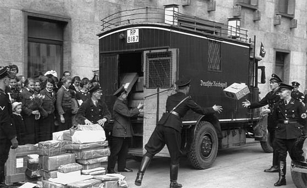 1937_postal_workers_and_ss_bodyguards_unloading_hitler_s_birthday_post_in_front_of_the_reich_chancellery.jpg