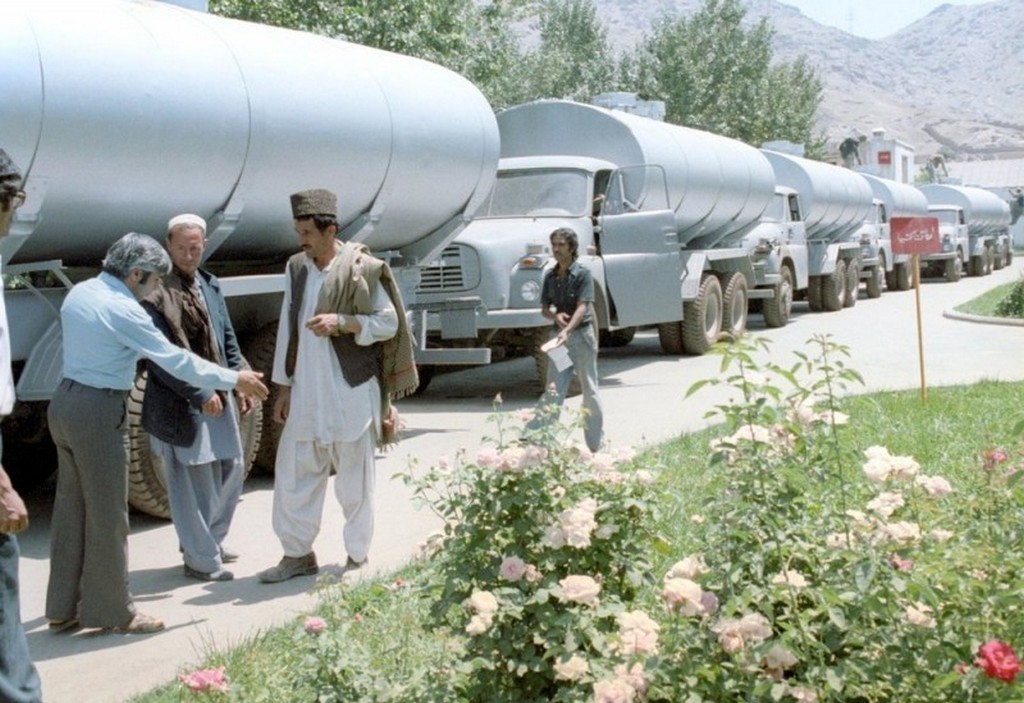 1981_csehszlovak_tatra_148_teherautok_kabulban_afganisztan_a_fulkes_alvazakra_helyben_szereltek_fel_a_kivant_felepitmenyt_jelen_esetben_tartalyokat.jpg