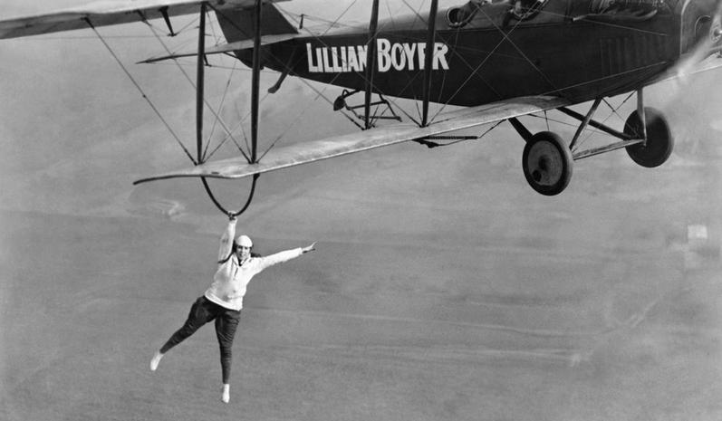 1921. Lilian Boyer, 19 éves légiakrobata és kaszkadőr hölgy bemutatója..JPG