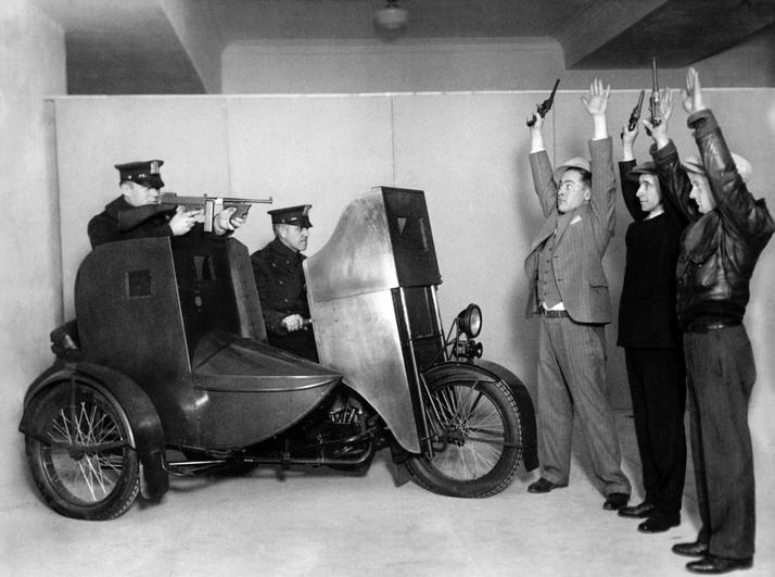 1928 körül. A new yorki rendőrség bemutatója egy golyóálló motorkerékpárral..JPG