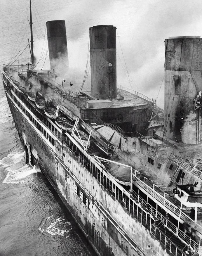 1933. A L’Atlantique óceánjáró a fedélzetén kiütött tűz után. 19-en haltak meg a balesetben Cherbourg és Bordeaux között az óceánon. A hajó belső tereihez rengeteg gyúlékony agyagot használtak..jpg