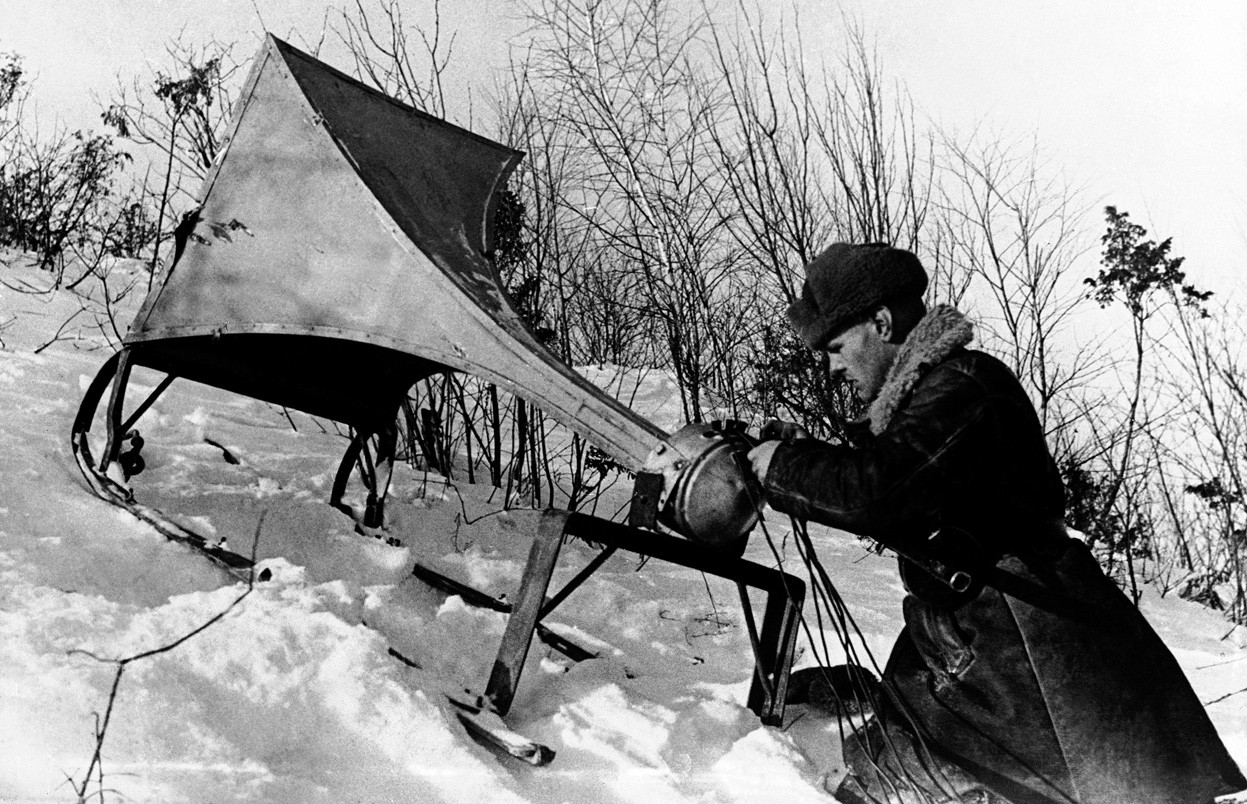 1942. Német állások felé irányított szovjet propagandát sugárzó hangszóró..jpg