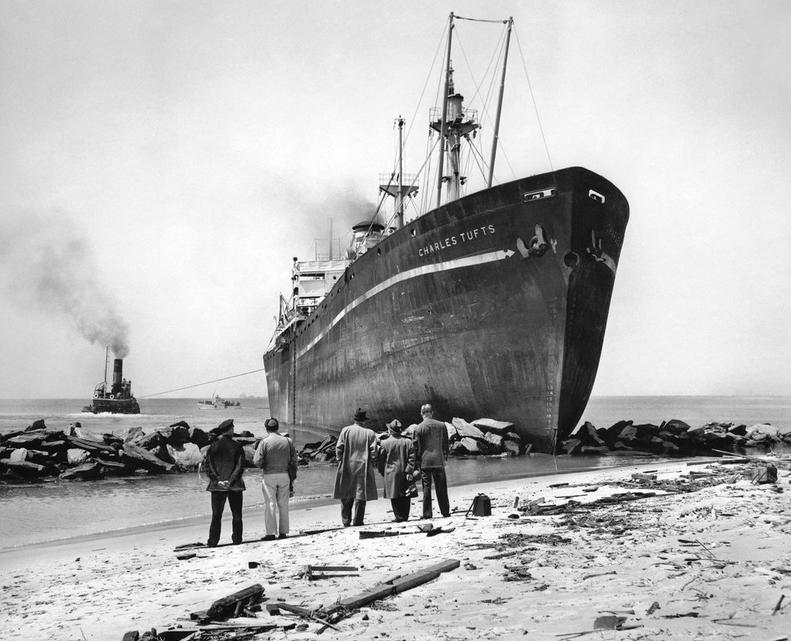 1948. A Charles Tufts teherszállító, amelyik Sea Gate-nél partnak ütközött (Brooklyn). Három vontatóhajó 12 órás munkával tudta kiszabadítani..jpg