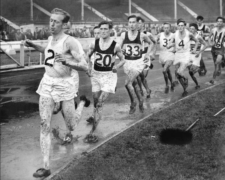 1949. London. A brit atlétikai szövetség versenye meglehetősen sárosra sikeredett..JPG
