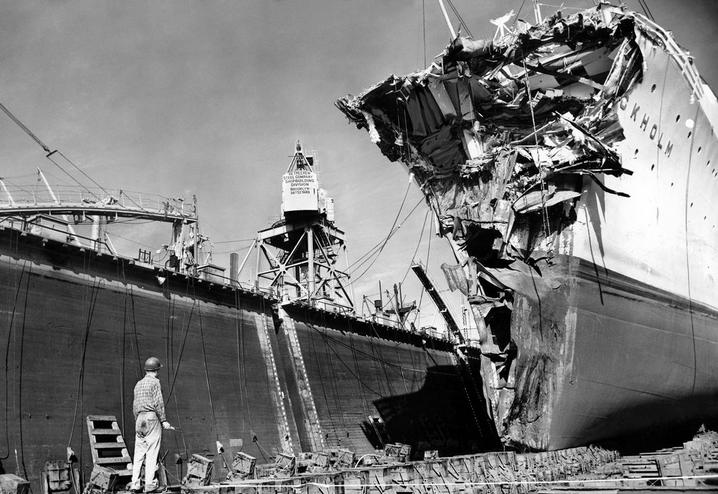 1956. A Stockholm óceánjáró a szárazdokkban, az Andrea Doria olasz hajóval történt ütközése után. 51-en haltak meg a szerencsétlenségben..JPG