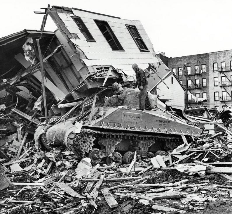 1958. Egy kiszolgált Sherman tankot vetettek be egy ház lebontásához New Yorkban, A tank elakadt és a ház leomló felső emeletei elzárták a tank vezetője elől a kiutat..jpg