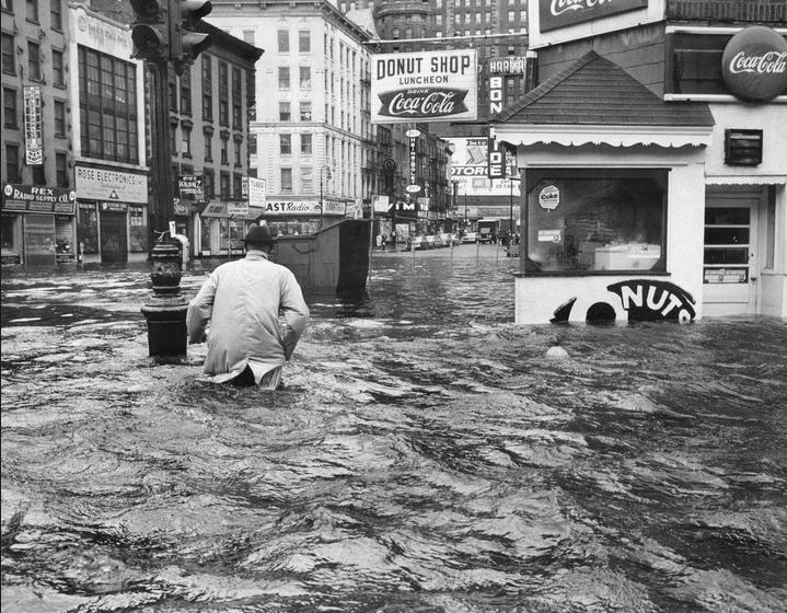 1960. A Donna hurikán okozta árvíz New Yorkban..jpg