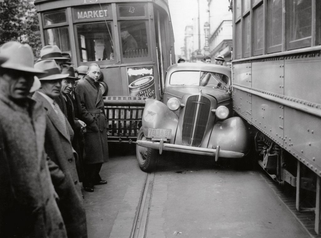 1930_ein_auto_ist_in_san_francisco_zwischen_zwei_strassenbahnen_geraten_und_wurde_schwer_besch_digt.jpg