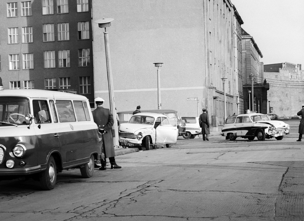 1966_verkehrsunfall_in_berlin_mit_zweit_wartburgen.jpg