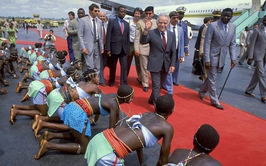 1987_israeli_prime_minister_yitzhak_shamir_is_welcomed_by_the_president_of_togo_gnassingbe_eyadema.jpg