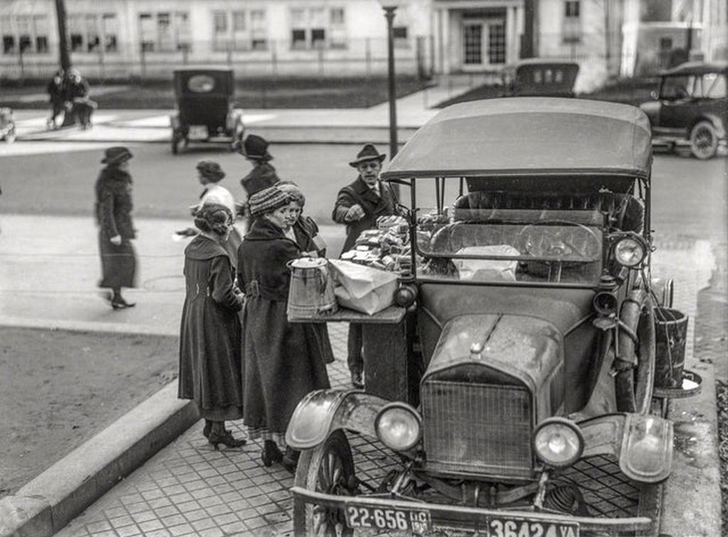 1919_early_food_truck_model_t_sandwich_vendor_in_washington_dc_2.jpg