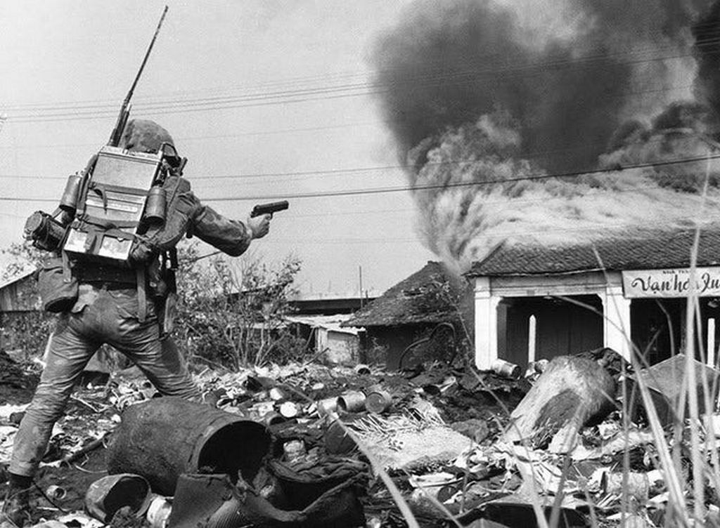 1975_south_vietnamese_combat_police_advancing_on_a_burning_building_during_fighting_against_vietcong_forces_saigon.jpg