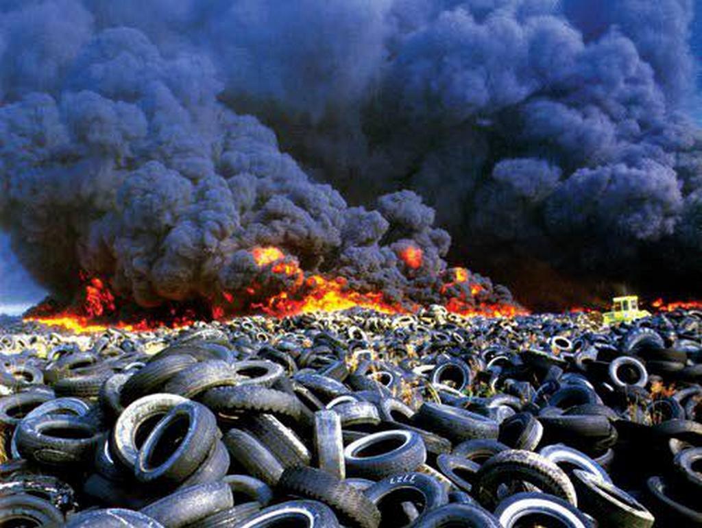 1984_everett_wa_a_pile_of_cca_4_million_waste_tires_catches_fire_and_burns_for_7_months.jpg