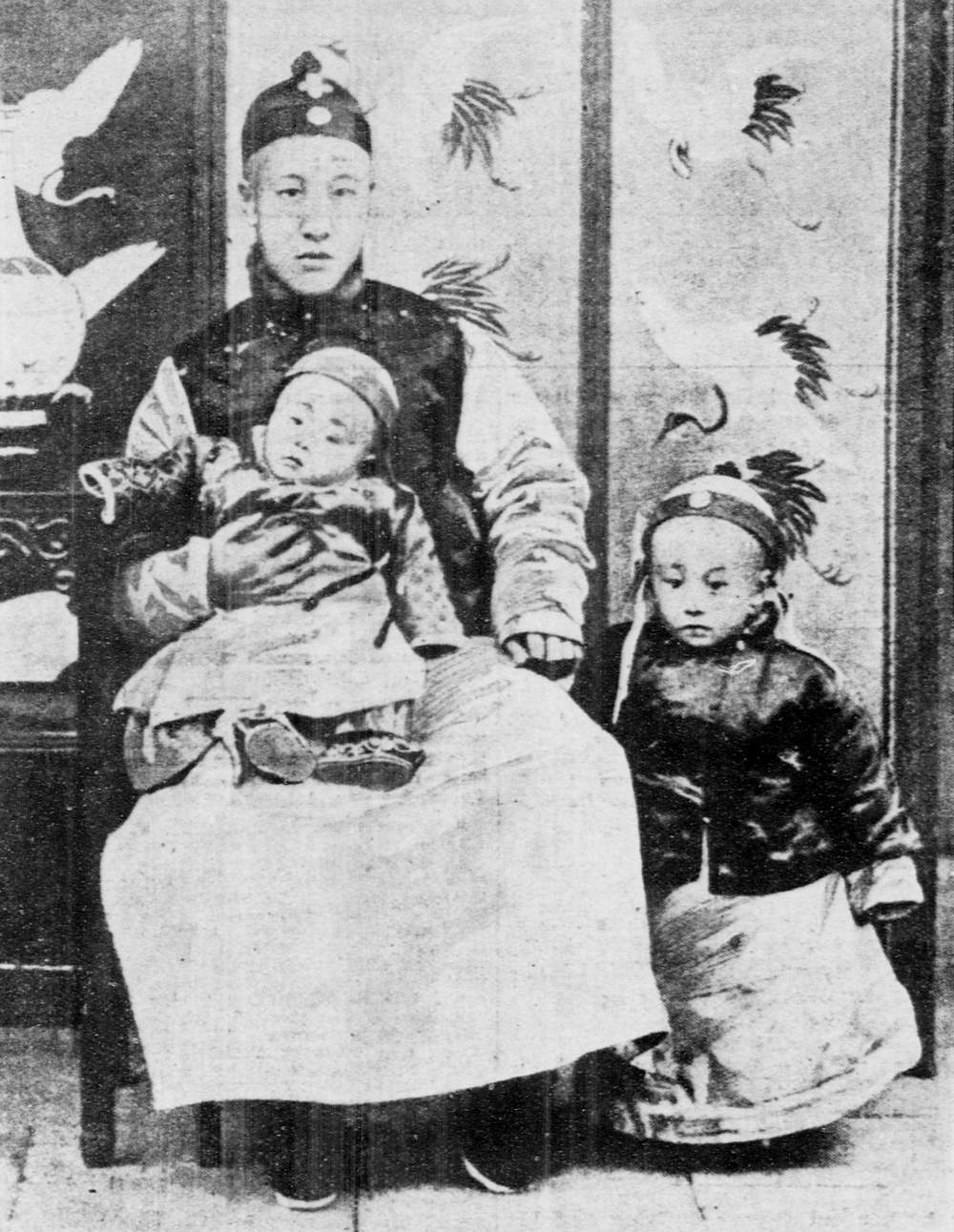1909. A kép jobb oldalán a három éves Pu Yi a későbbi 532-ik, egyben utolsó kínai császár édesapjával és öccsével..jpg