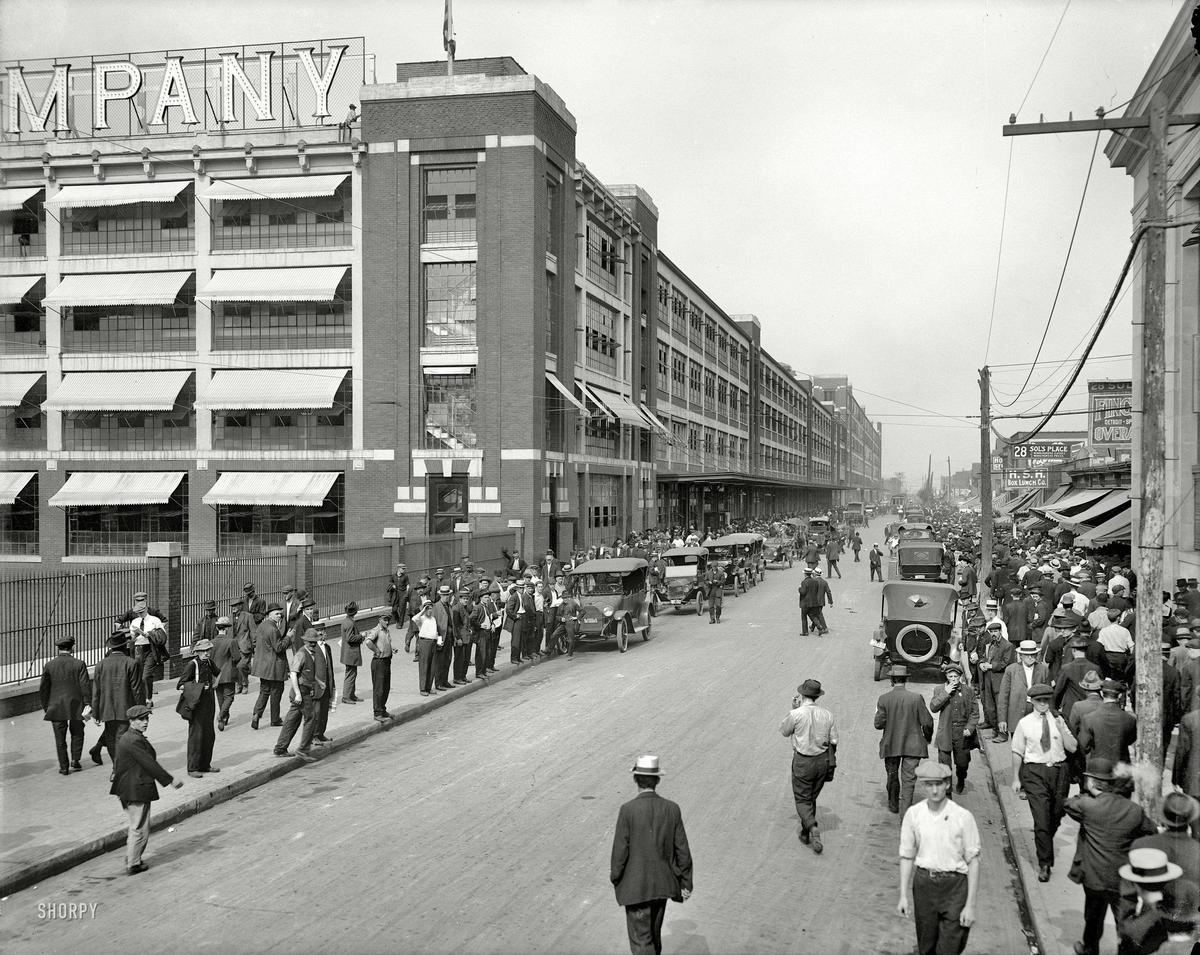 1916 körül. Detroit, USA. Műszakváltás a Ford Motor Company-nál..jpg