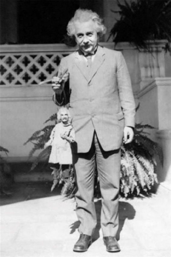 1931. Albert Einstein egy marionett Einsteinnel..jpg