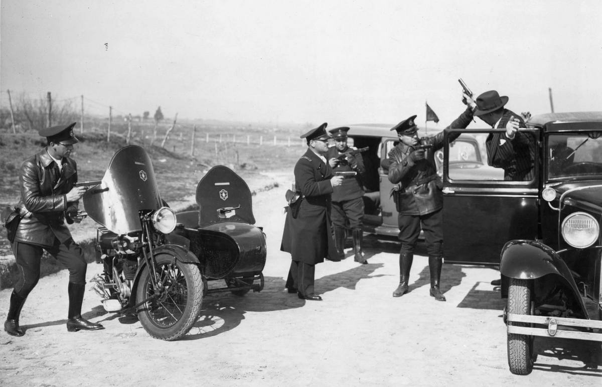 1934. Argentín rendőrség akcióban. Valószínűleg beállított kép..jpg