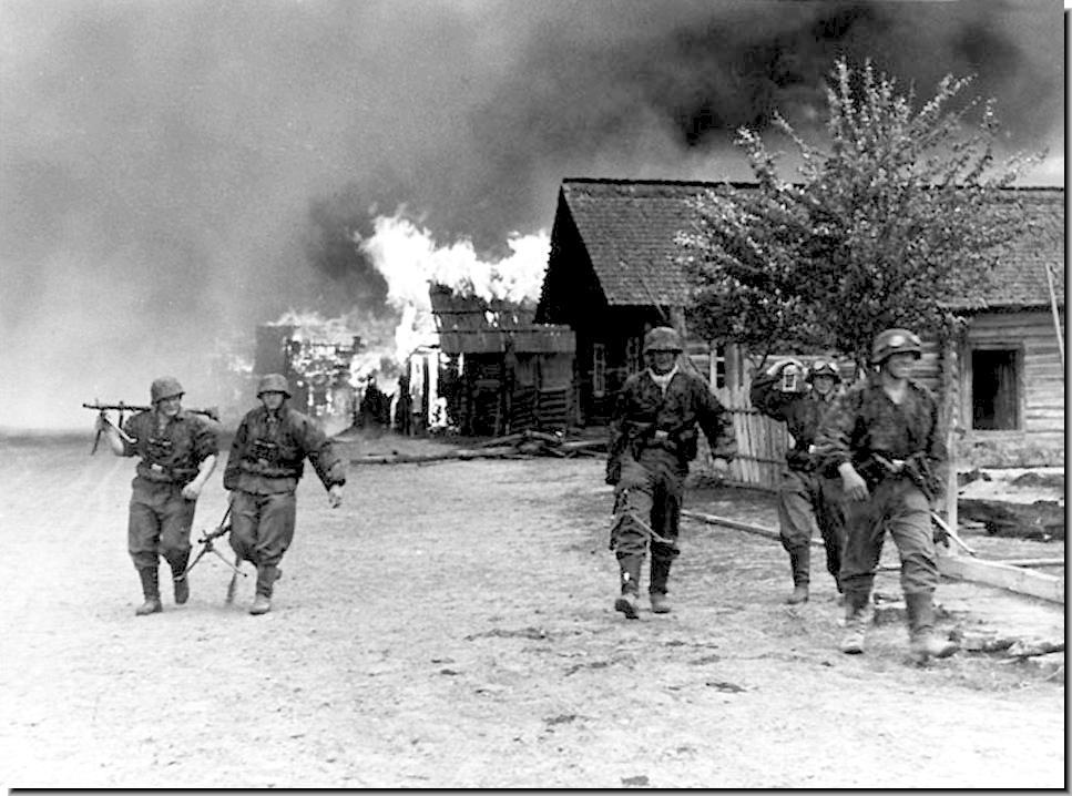 1942. SS alakulat felgyújtott egy ukrán falut..jpg