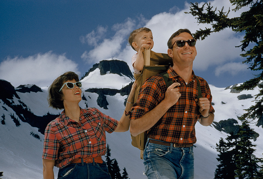 1960. Reklámfotó. Amerikai család túrázik a hegyekben..jpg