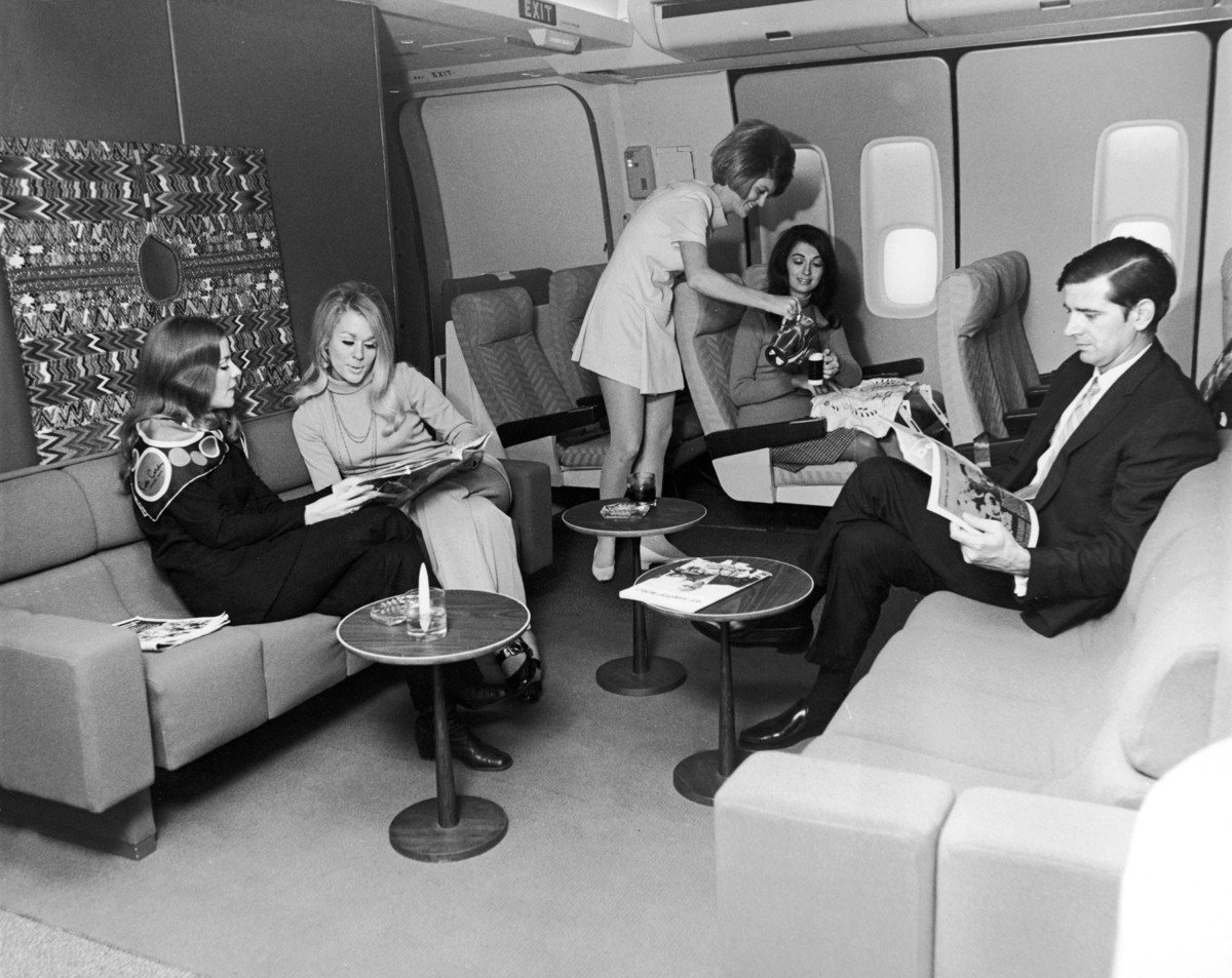 1967. Utasok az első osztályon a Braniff International légitársaság (1930-1982) járatán..jpg