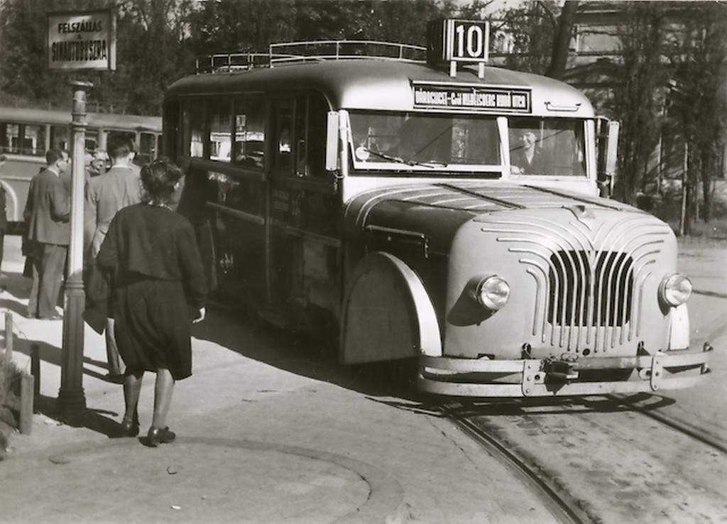 1942_a_varosliget_es_a_grof_klebelsberg_kuno_utca_kozott_kozlekedo_10-es_sinautobusz.jpg