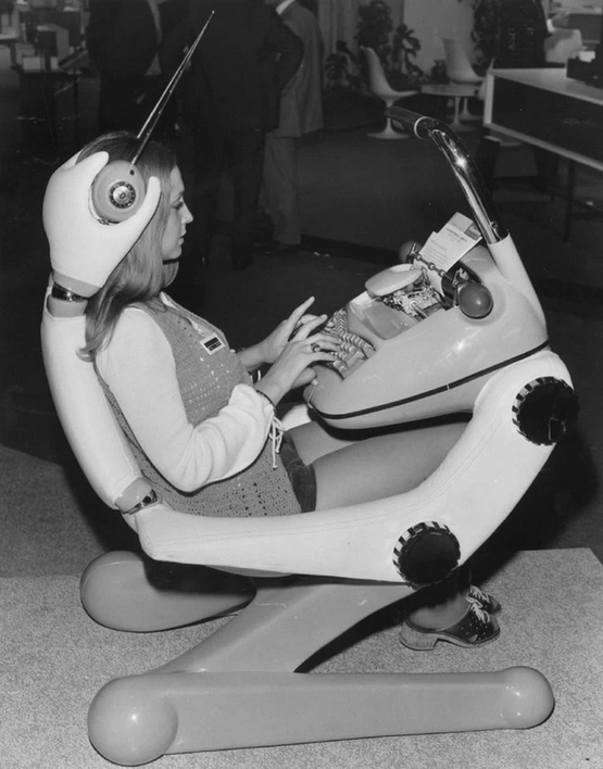 1978_korul_ergonomic_workstation_from_the_70s_came_with_built-in_typewriter_and_even_some_earphones_with_extendable_aerials.png