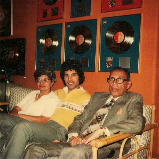 1977_freddie_mercury_with_his_parents_at_his_london_home.jpg