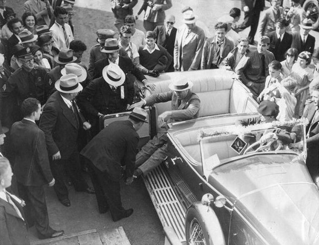 1932_fdr_using_help_to_get_out_of_his_car_one_of_the_few_photos_that_show_his_paralytic_illness.jpg