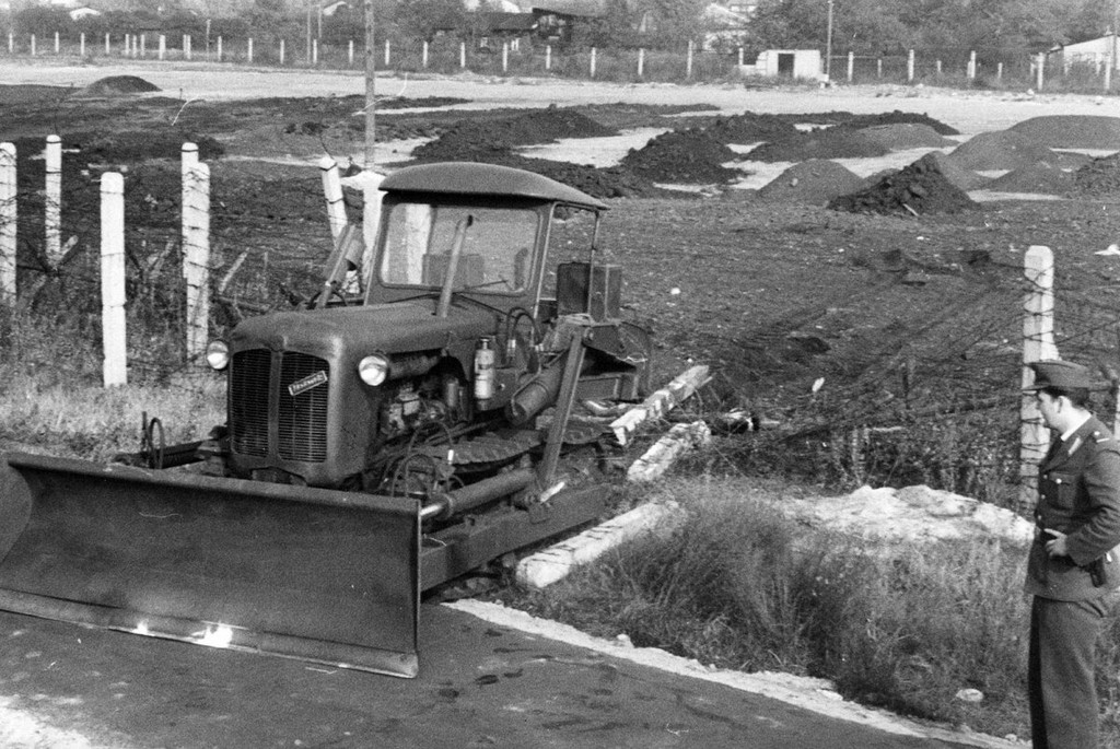 1963_oktober_kelet-berlin_hatarrendor_sikeres_menekulese_egy_hernyotalpassal.jpg