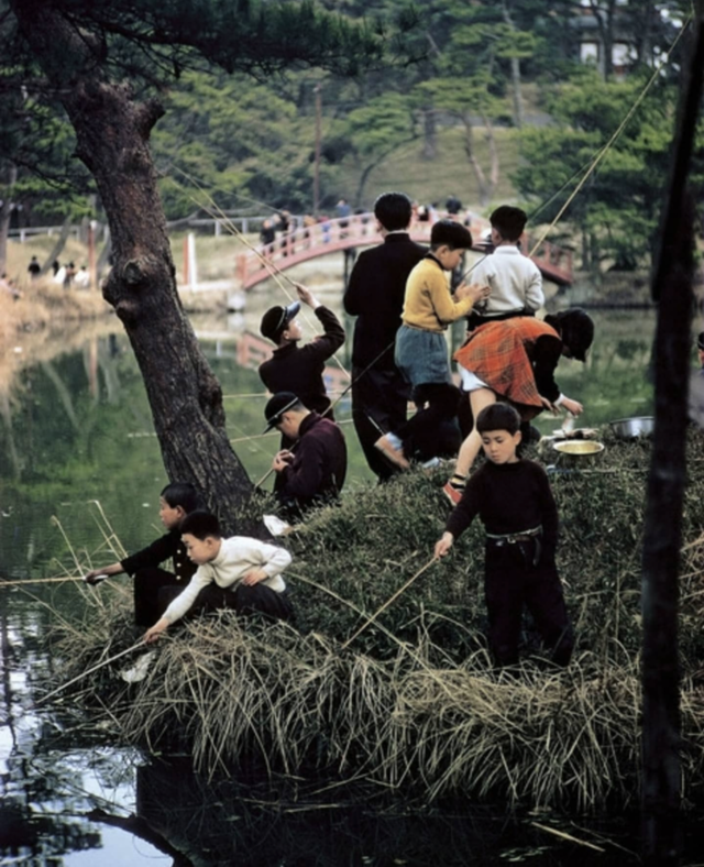 1960_children_fishing_in_tokyo_japan_photo_by_elliott_erwitt.png