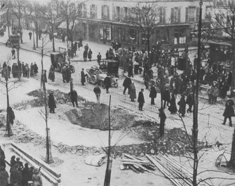 1916. Zeppelin bombázás utáni kráter Párizsban. Az első világháborúban a németek már használták a léghajókat földi célpontok ellen Londonban is!.jpg