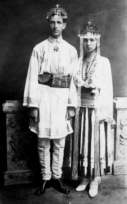 1924. Corneliu Zelea Codranu, a későbbi ultra-nacionalista és antiszemita, magyarellenes, román Vasgárda vezetőjének esküvői fotója..jpg