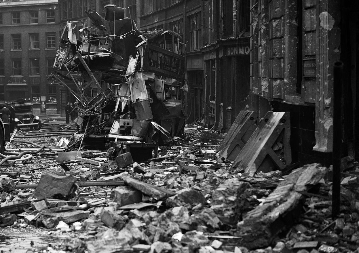 1940. London. A német bombázások alatt telibetalált emeletes busz..jpg