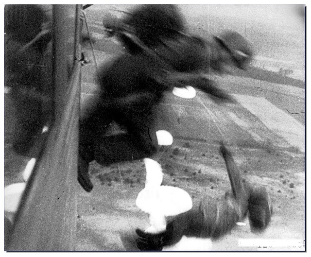 1940. Német ejtőernyősök Hollandia felett..jpg
