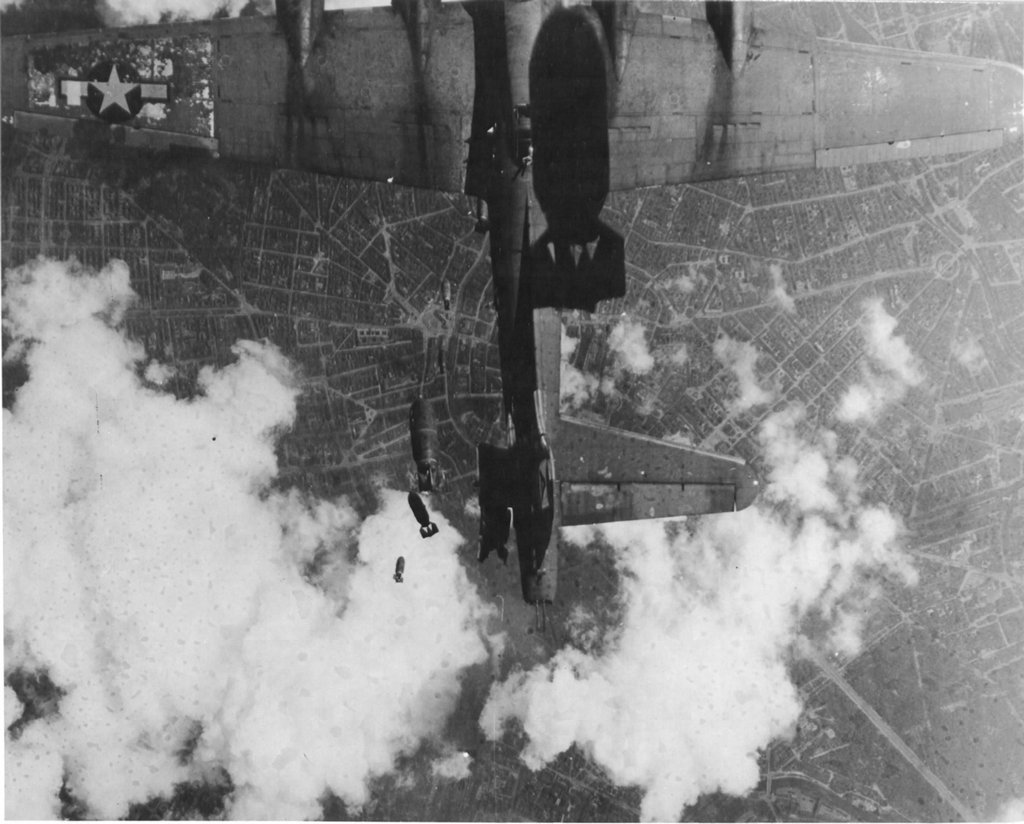 1944. A Miss Donna Mae II, amerikai B17-es bombázó Berlin bombázásakor, egy társa alatt rosszkor elhúzva megsérül a lehulló bombától..jpg