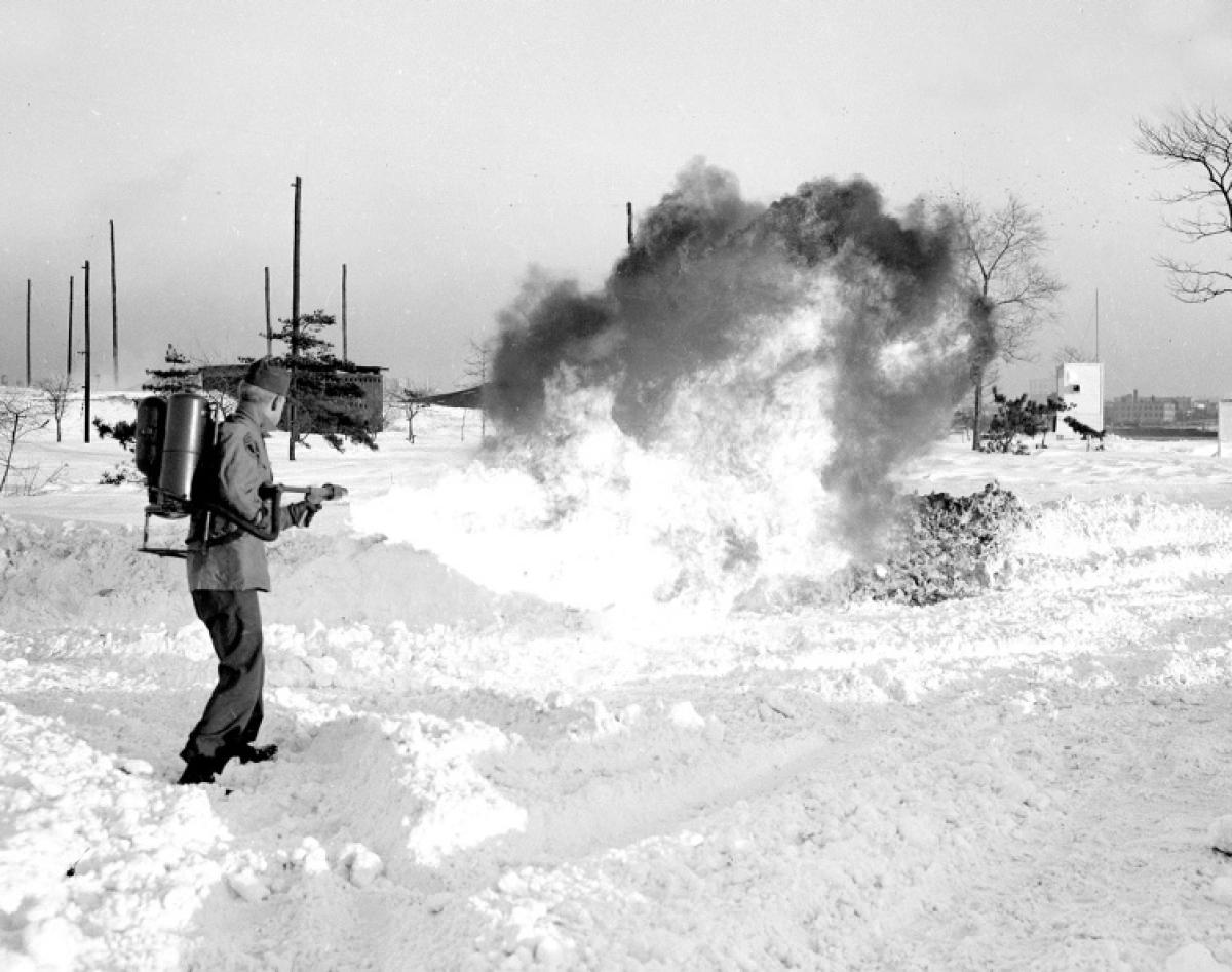 1947. Robert G. Evraets őrmester megunta a hólapátolást és lángszóróval csinál utat a Governors Island-en (New York-ban a parti őrség bázisa)..jpg