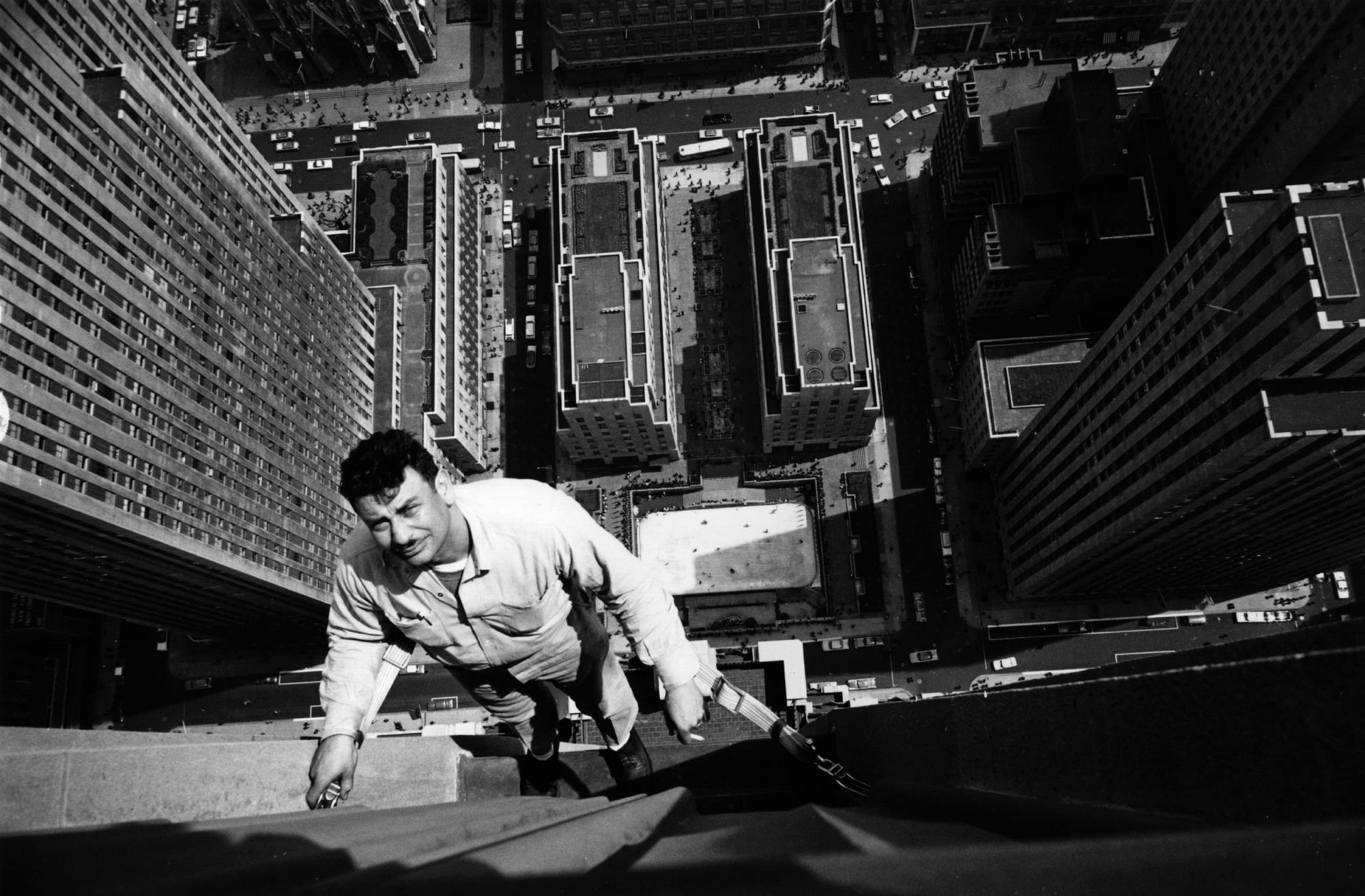 1961. Ablaskmosó munkában az RCA épületén, Rockefeller Center, New York..jpg