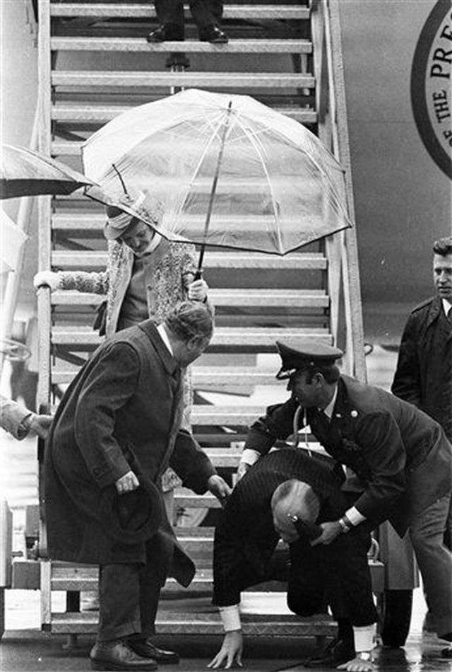 1975. Ausztriai látogatása során Gerald Ford elnök az elnöki gépből való kiszállás során megcsúszott és a földre esett..jpg