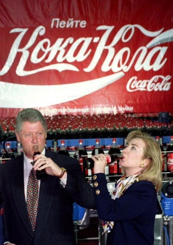 1995_bill_clinton_amerikai_elnok_es_felesege_hillary_clinton_meglatogatjak_a_moszkvai_coca-cola_uzemet.jpeg