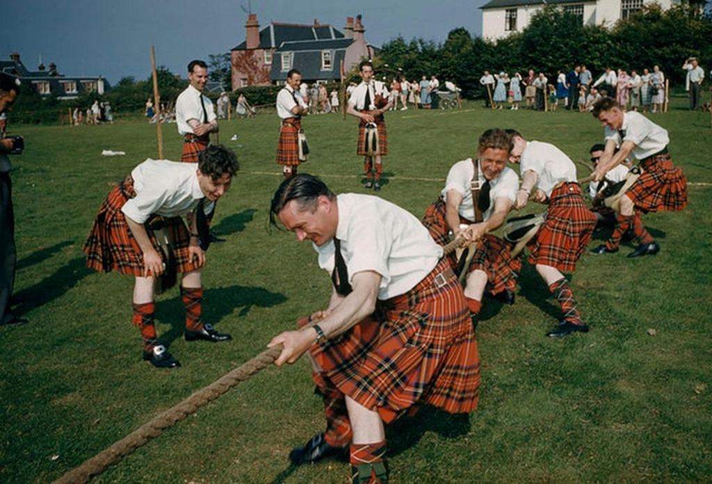 1965_tug_o_war_event_at_the_brodick_highland_games_scotland.jpg